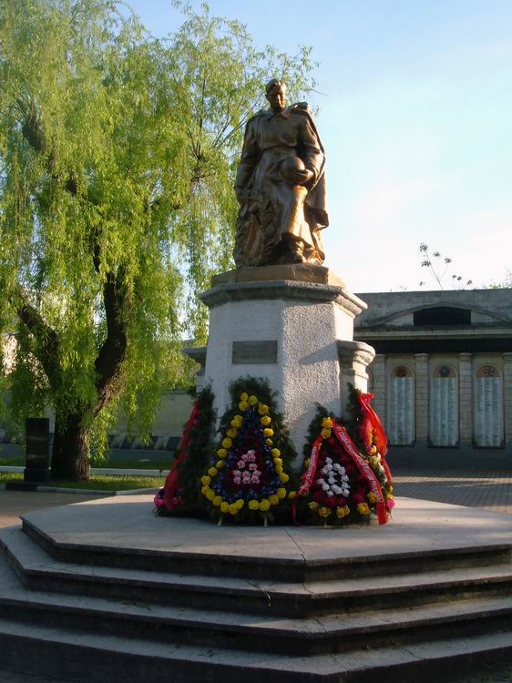 Братская могила в городе Бельцы (общий вид)