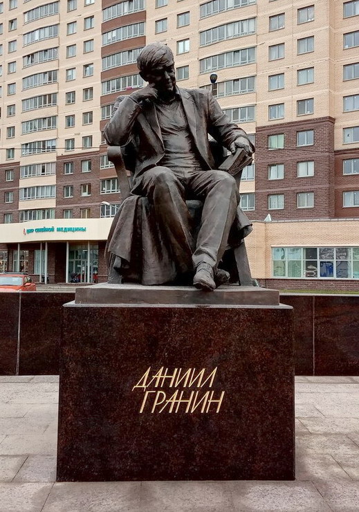 Памятник в Санкт-Петербурге