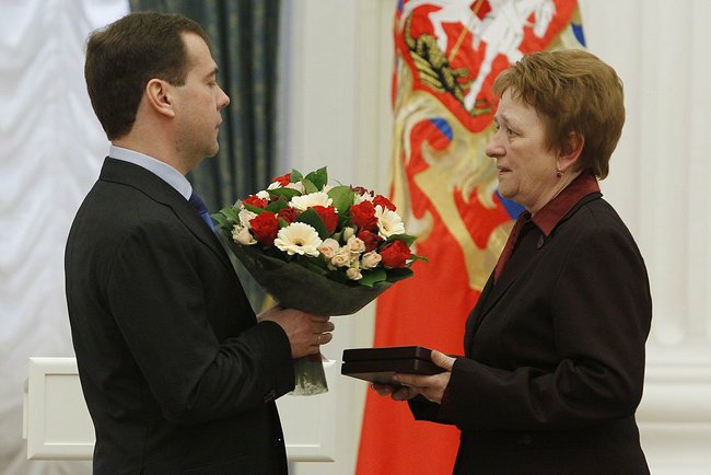 25 марта 2011 года. Москва, Кремль. Д.А.Медведев передал медаль «Золотая Звезда» Людмиле Ивановне Ширяевой, матери капитана Г.В.Ширяева, удостоенного посмертно звания Героя Российской Федерации. Фото пресс-службы Президента РФ.